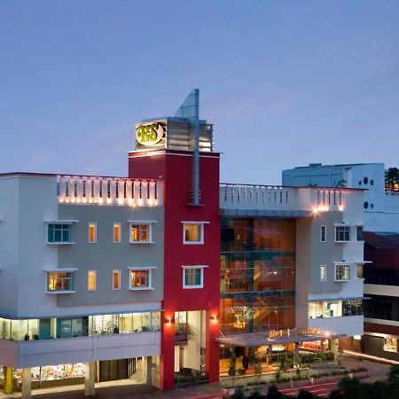 Hotel Santika Понтианак Экстерьер фото
