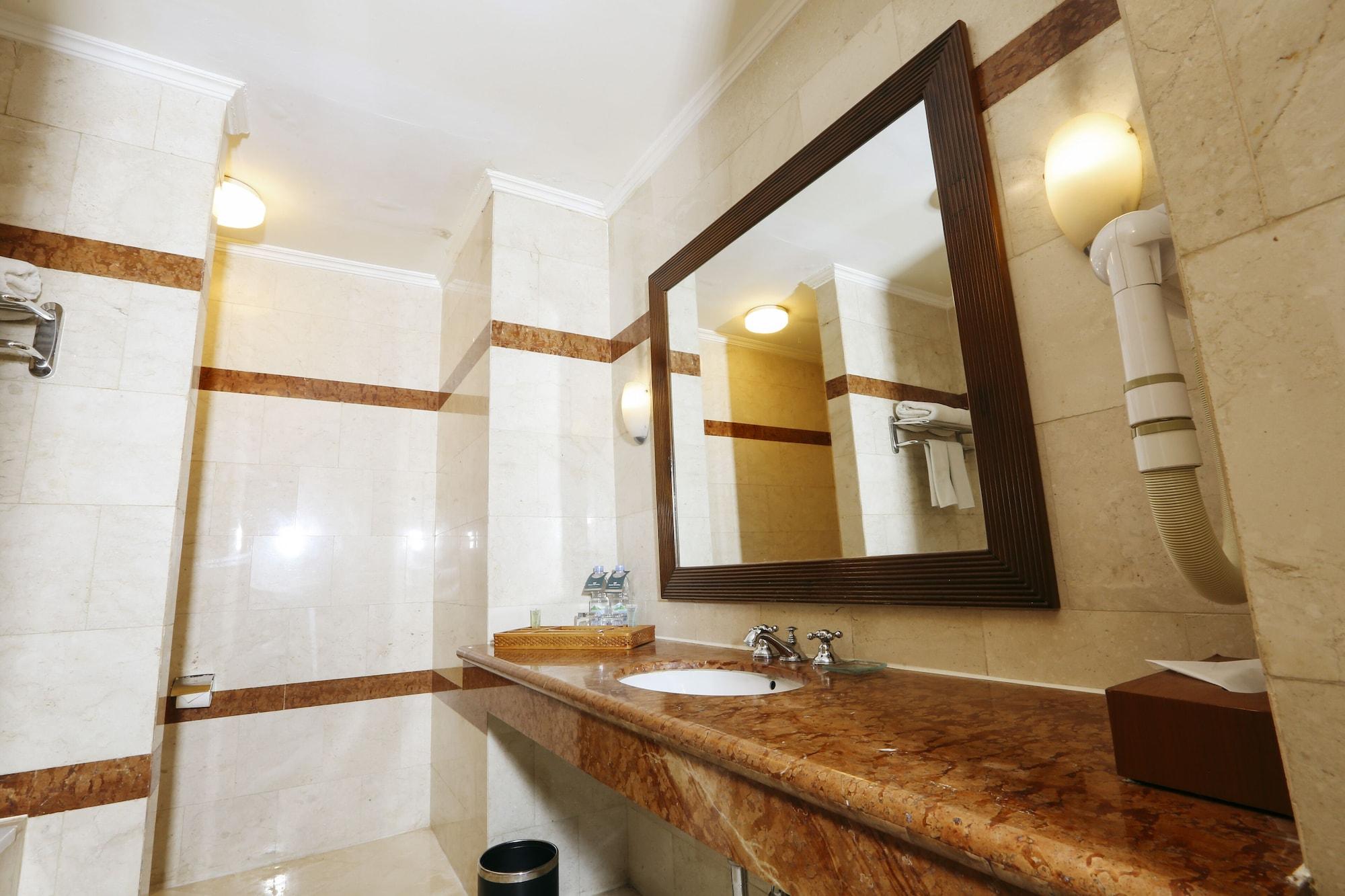 Hotel Santika Понтианак Экстерьер фото