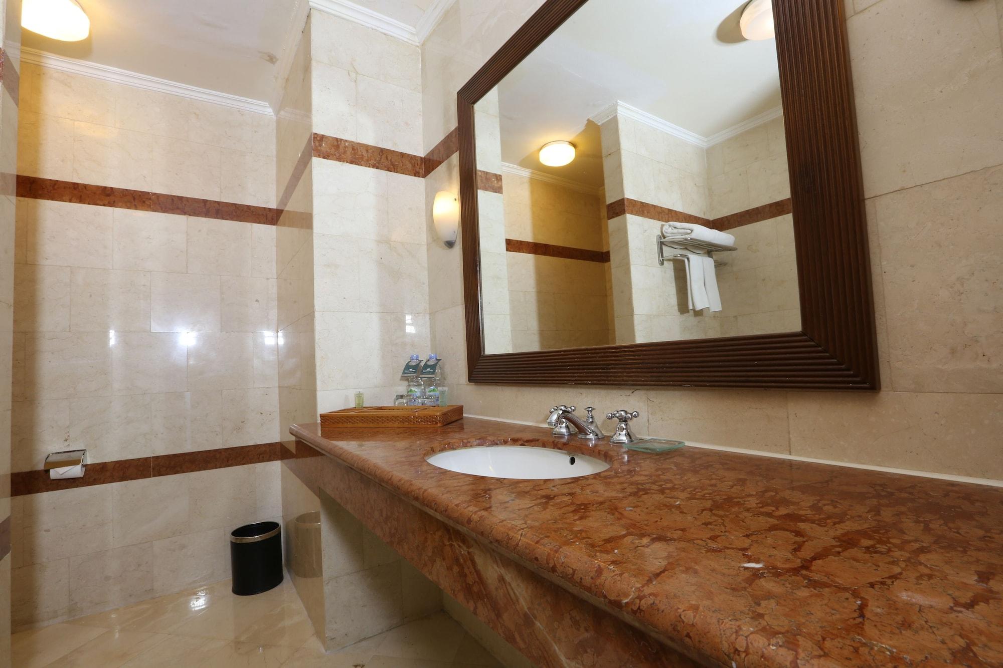 Hotel Santika Понтианак Экстерьер фото