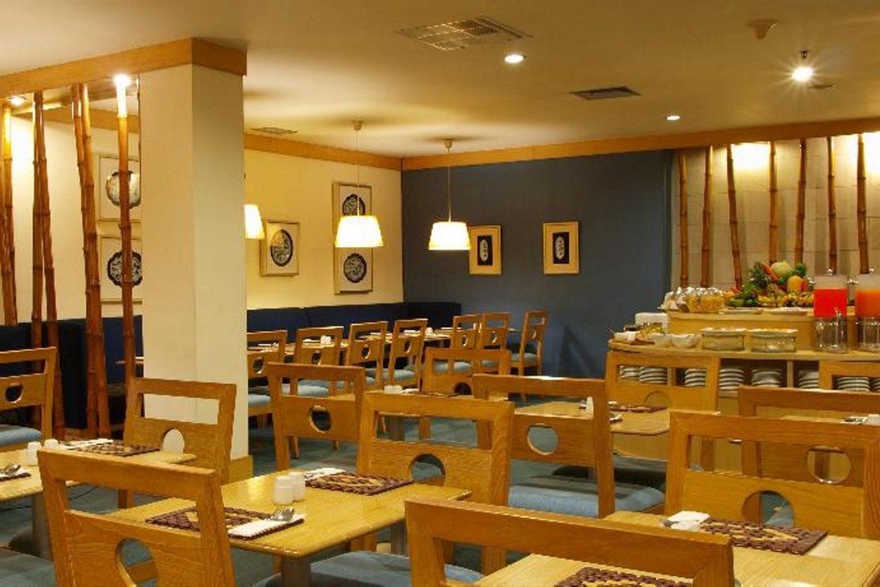 Hotel Santika Понтианак Экстерьер фото