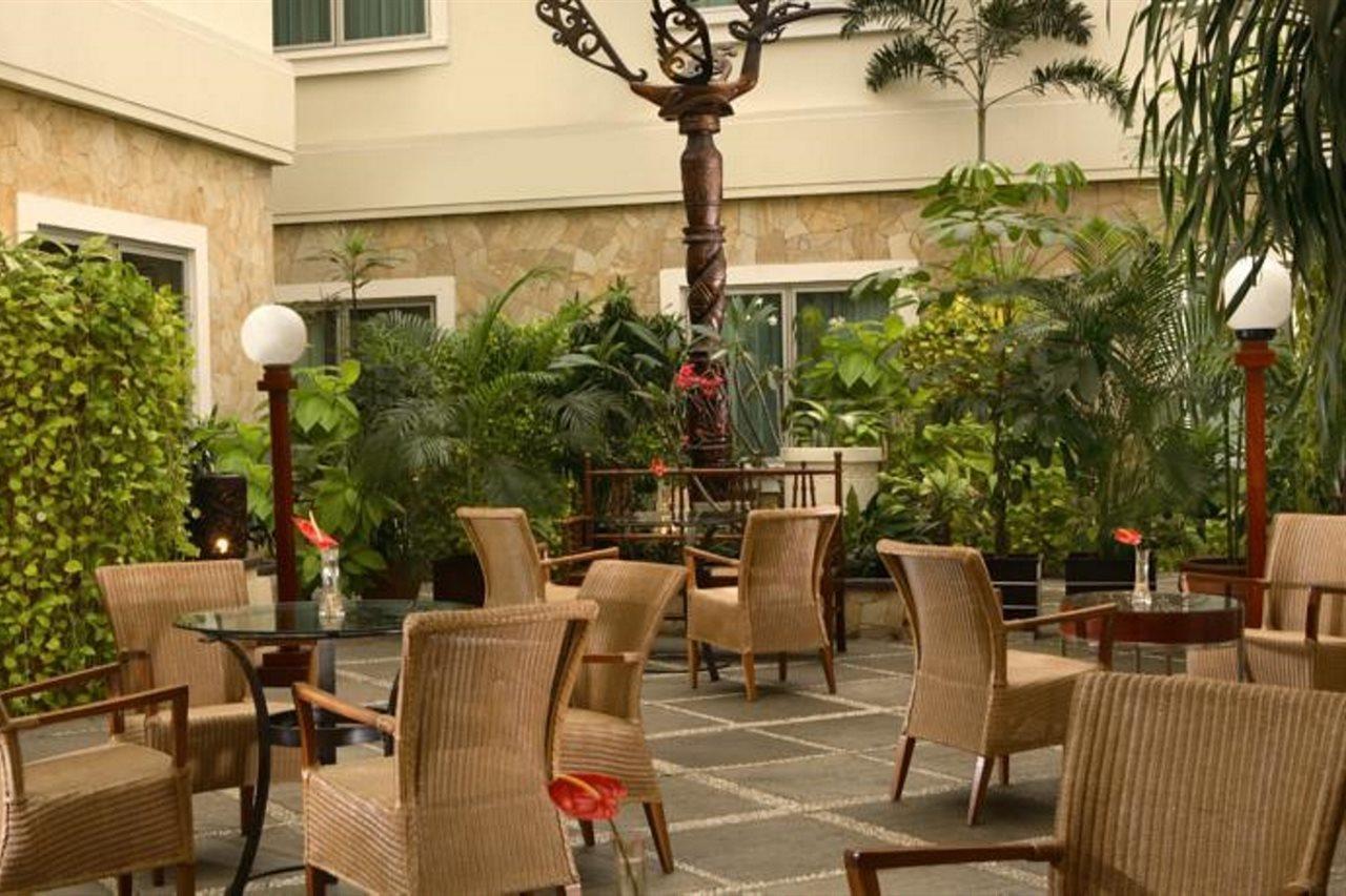 Hotel Santika Понтианак Экстерьер фото