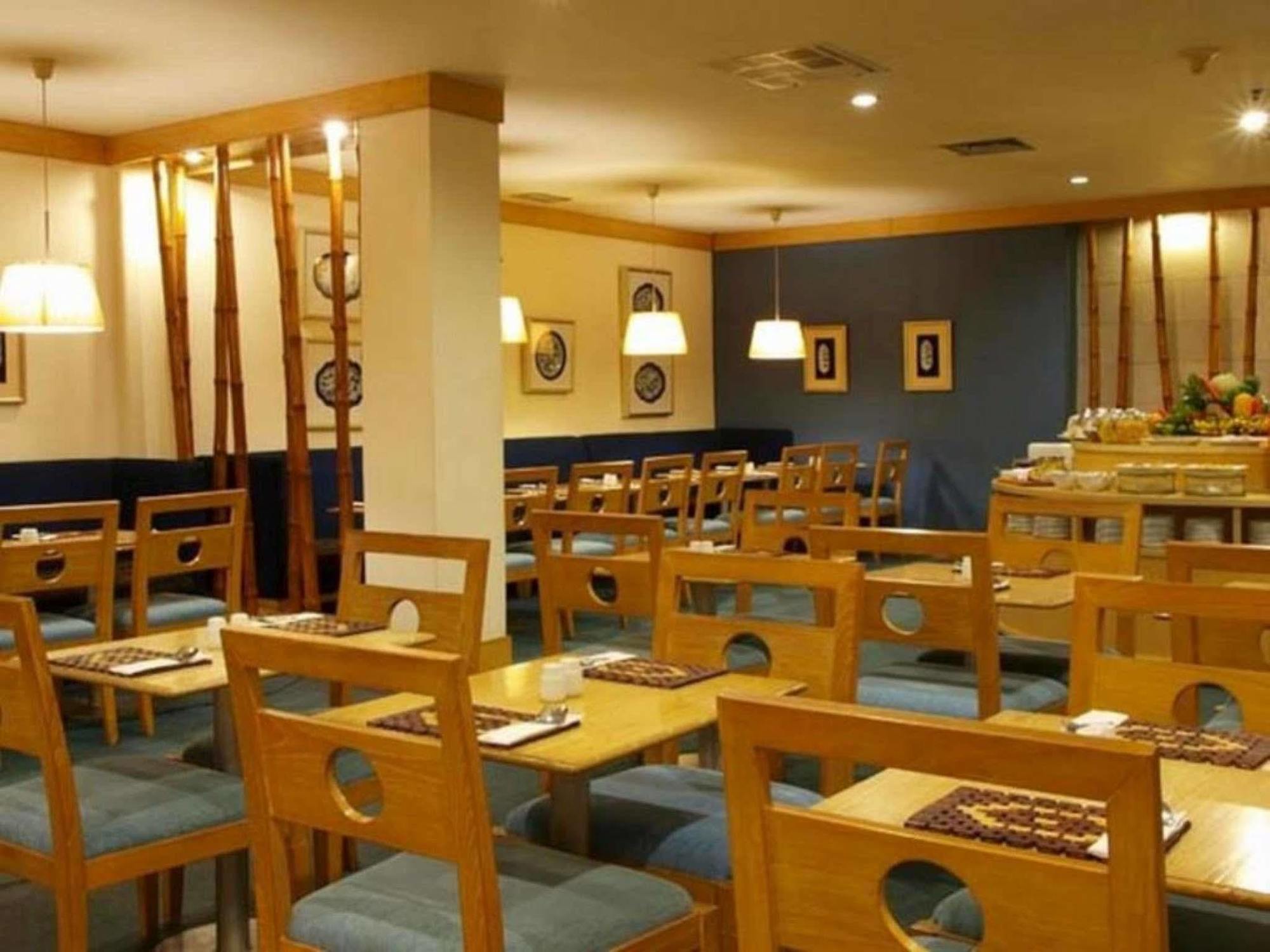 Hotel Santika Понтианак Экстерьер фото