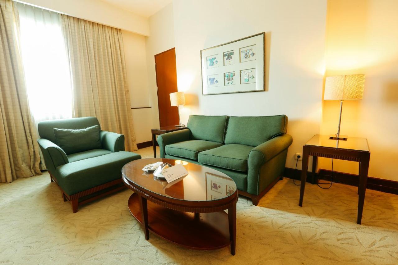 Hotel Santika Понтианак Экстерьер фото