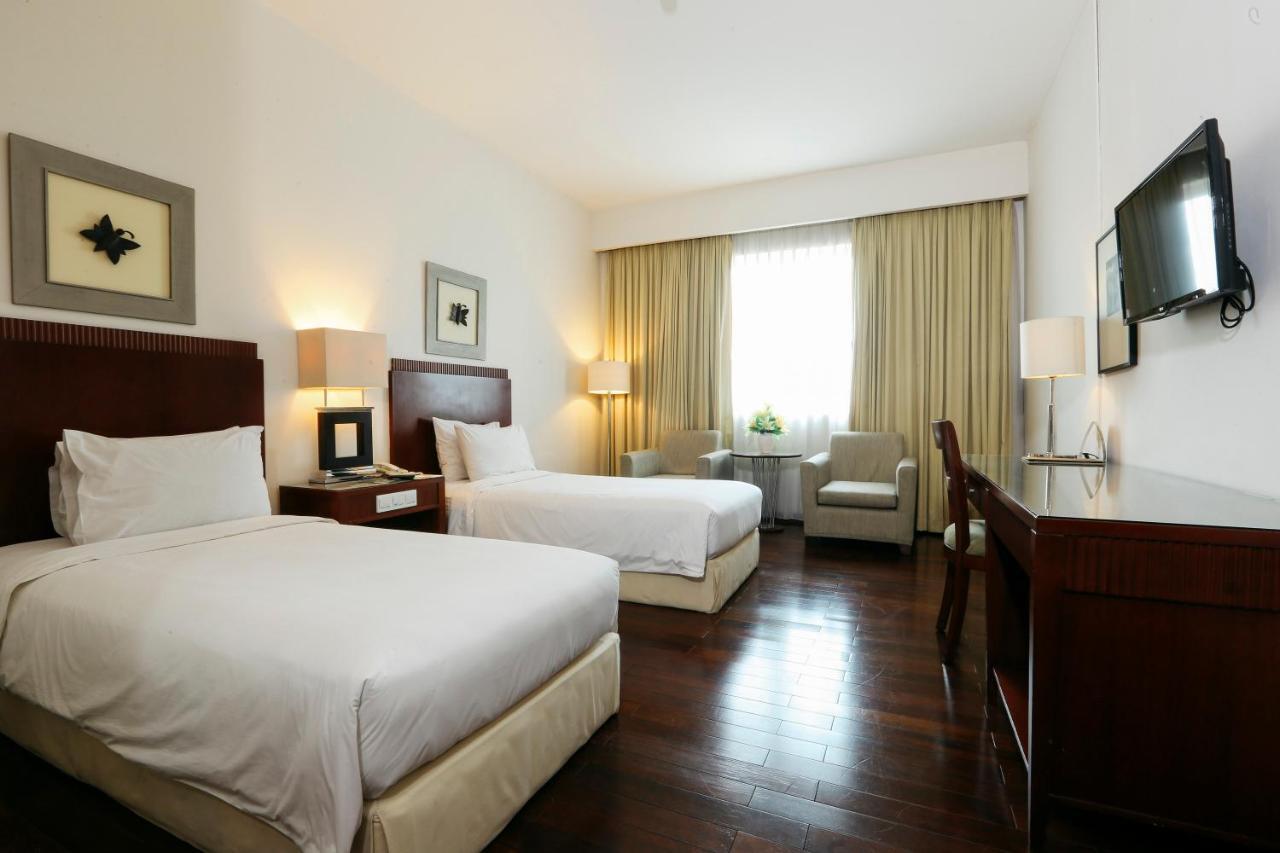 Hotel Santika Понтианак Экстерьер фото