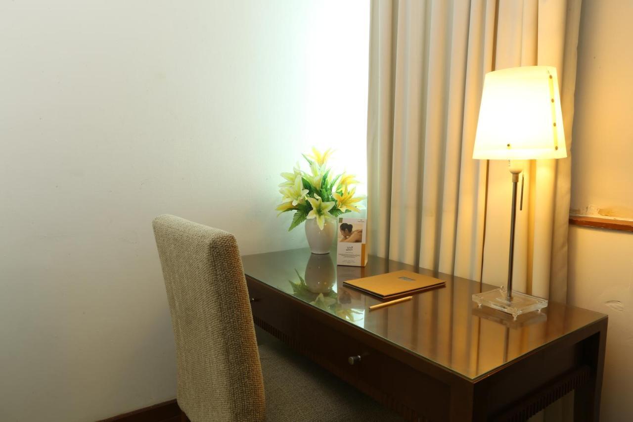 Hotel Santika Понтианак Экстерьер фото