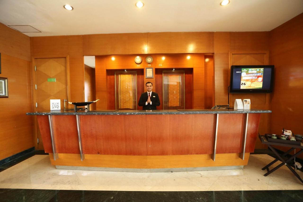Hotel Santika Понтианак Экстерьер фото